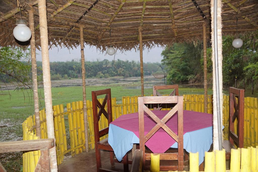 Soma Birds Lagoon Hotel Kotamangalam Buitenkant foto